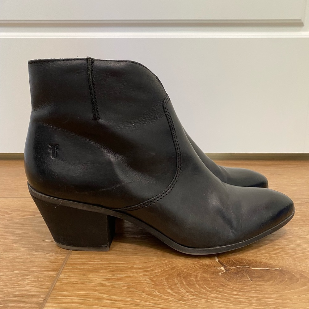 FRYE Judith Black Leather Booties With Inside Zipper Pointed Toe Size 9